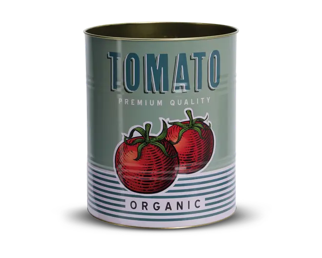 En cylindrisk metaldåse med et retro-inspireret mærkat, der viser to tegnede røde tomater med grønne stilke. Mærkaten har store blå bogstaver med teksten 'TOMATO' og mindre tekst med 'PREMIUM QUALITY.' Nederst på mærkaten er der vandrette blå og hvide striber samt ordet 'ORGANIC' med sorte bogstaver på hvid baggrund. Dåsen er åben i toppen, så man kan se det metalliske indre.