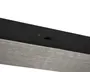 Nærbillede af en sort og børstet metaloverflade med en lille, forsænket vippekontakt placeret mellem to skruer. Kontakten er let tilgængelig og nem at betjene, sandsynligvis til styring af en indbygget funktion som belysning eller strøm. Materialerne giver et holdbart og moderne udtryk.