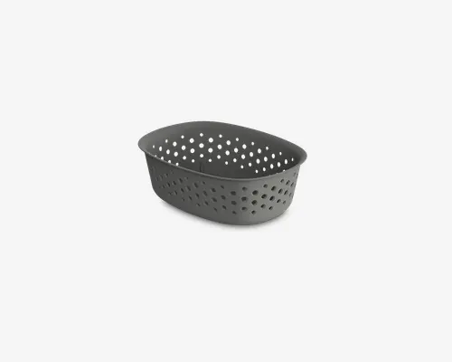 Ovalformet, grå plastik kurv med jævnt fordelte runde huller på siderne og bunden for ventilation eller dræning. Kurven har en glat kant og et let tilspidset design, hvilket gør den velegnet til opbevaring eller organisering af ting, der kræver luftcirkulation.