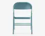 Lyseblå sammenklappelig stol i metal med buet ryglæn og fladt sæde. Stolen har et enkelt, minimalistisk design med to vandrette støttebjælker under sædet for ekstra stabilitet. Overfladen ser glat ud, og stolen er let, hvilket gør den nem at transportere og opbevare.