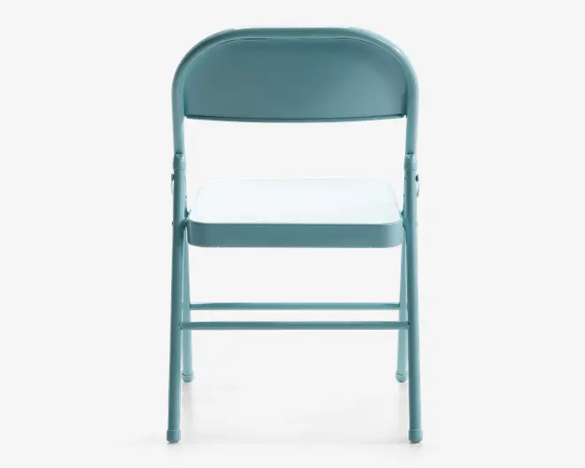 Lyseblå sammenklappelig stol i metal med buet ryglæn og fladt sæde. Stolen har et enkelt, minimalistisk design med to vandrette støttebjælker under sædet for ekstra stabilitet. Overfladen ser glat ud, og stolen er let, hvilket gør den nem at transportere og opbevare.