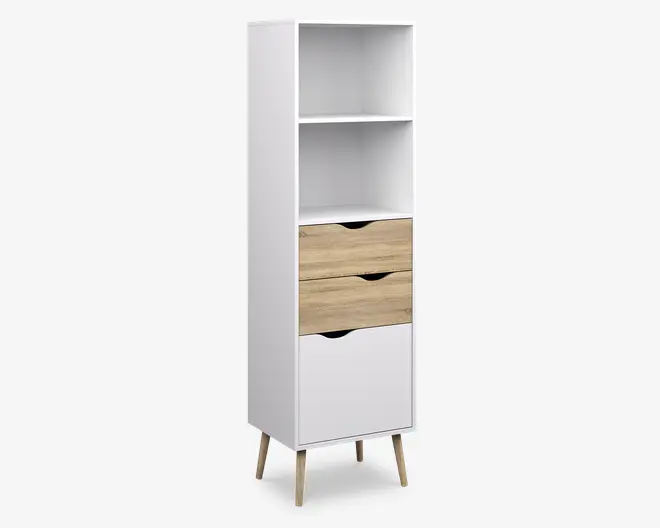 Høj, rektangulær reol med moderne design, hvid ramme og fire skrå træben. Reolen har to åbne hylder øverst, to skuffer i midten med naturtræsfinish og udskårne greb samt et lukket skab med hvid låge nederst.