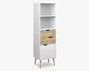 Høj, rektangulær reol med moderne design, hvid ramme og fire skrå træben. Reolen har to åbne hylder øverst, to skuffer i midten med naturtræsfinish og udskårne greb samt et lukket skab med hvid låge nederst.