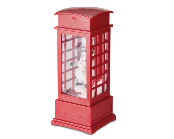 Rektangulær dekorationsgenstand udformet som en klassisk britisk rød telefonboks med klare vinduespaneler på alle sider. Indeni står en snemand med sorte arme, sort hat og røde knapper omgivet af kunstig sne. Basen og toppen er solid rød med præget stjernedetaljer, og overfladen er blank. Velegnet til jule- eller vinterdekoration.