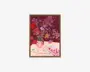 Et indrammet blomsterbillede med mørk burgunder baggrund, der viser løst malede rosa og røde blomster i en vase på et lyst bord, med en lille kop og en mønstret bog i forgrunden.