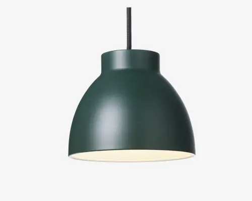 Loftlampe med en glat, mat mørkegrøn metalskærm. Skærmen har en rund, kuppelformet facon med en smallere top og en bred åbning i bunden, der giver et fokuseret nedadgående lys. Indersiden af skærmen er hvid for at forbedre lysrefleksionen. Lampen hænger i en sort ledning.