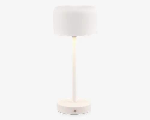 Minimalistisk bordlampe med en cylindrisk hvid lampeskærm i stof, en slank lige stang og en rund fod. Foden har en lille knap eller drejeknap til betjening. Designet er enkelt og moderne med en ensartet mat hvid finish.