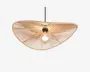 Loftlampe med en unik, vifteformet skærm lavet af tæt flettede naturfibre, hvilket giver et let gennemsigtigt udtryk. Skærmen har en varm beige farve og stråler ud fra den centrale pære, som er synlig for et moderne udtryk. Lampen hænger i en sort ledning, og det samlede design kombinerer organiske materialer med et moderne look, hvilket gør den velegnet til forskellige indretninger.