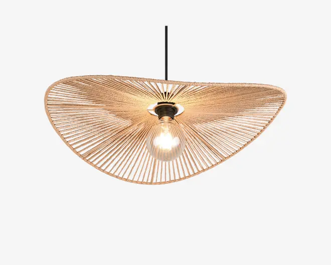 Loftlampe med en unik, vifteformet skærm lavet af tæt flettede naturfibre, hvilket giver et let gennemsigtigt udtryk. Skærmen har en varm beige farve og stråler ud fra den centrale pære, som er synlig for et moderne udtryk. Lampen hænger i en sort ledning, og det samlede design kombinerer organiske materialer med et moderne look, hvilket gør den velegnet til forskellige indretninger.
