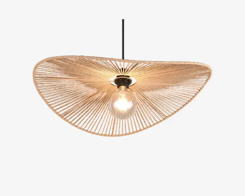 Loftlampe med en unik, vifteformet skærm lavet af tæt flettede naturfibre, hvilket giver et let gennemsigtigt udtryk. Skærmen har en varm beige farve og stråler ud fra den centrale pære, som er synlig for et moderne udtryk. Lampen hænger i en sort ledning, og det samlede design kombinerer organiske materialer med et moderne look, hvilket gør den velegnet til forskellige indretninger.