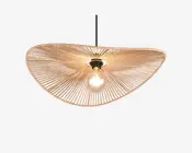 Loftlampe med en unik, vifteformet skærm lavet af tæt flettede naturfibre, hvilket giver et let gennemsigtigt udtryk. Skærmen har en varm beige farve og stråler ud fra den centrale pære, som er synlig for et moderne udtryk. Lampen hænger i en sort ledning, og det samlede design kombinerer organiske materialer med et moderne look, hvilket gør den velegnet til forskellige indretninger.