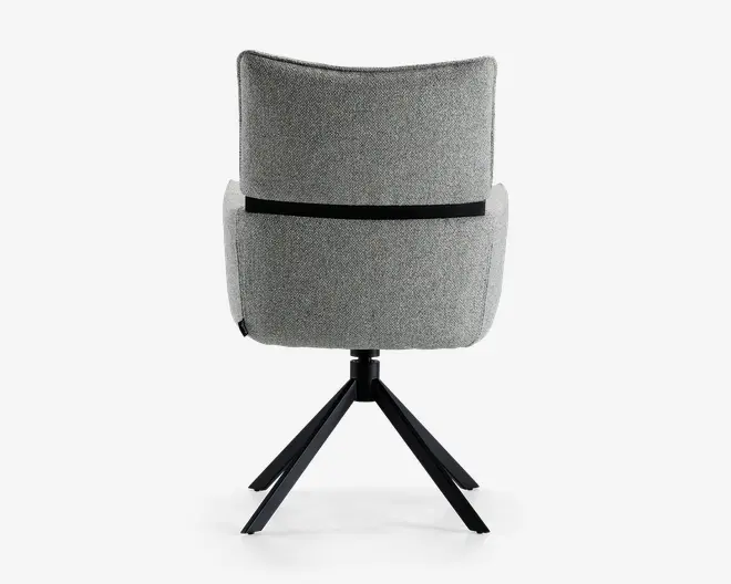 Billedet viser bagsiden af en moderne stol med lysegråt stofbetræk. Stolen har et delt ryglæn med en vandret sort detalje, der adskiller den øverste og nederste del. Den står på en solid sort metalbase med fire skråtstillede ben for stabilitet.