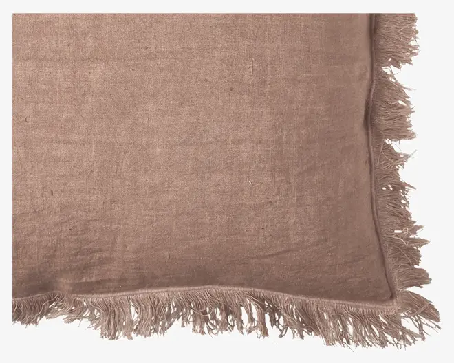 Kvadratisk pudebetræk i en afdæmpet brun farve, lavet af et tekstureret stof. Kanterne er pyntet med frynser, hvilket giver et blødt og afslappet udtryk. Stoffet ligner hør eller en hørblanding, og stilen er enkel og naturlig.