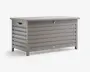 Rektangulær opbevaringsboks med et moderne, vandret lameldesign i mat grå finish. Har et fladt låg med centrallås for sikkerhed samt integrerede sidehåndtag for nem løftning. Boksen er let hævet fra jorden med solide ben, hvilket giver stabilitet og beskyttelse mod fugt.