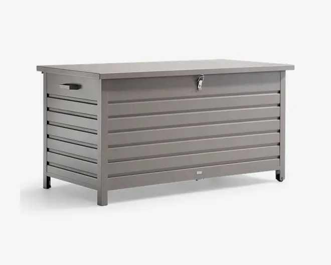 Rektangulær opbevaringsboks med et moderne, vandret lameldesign i mat grå finish. Har et fladt låg med centrallås for sikkerhed samt integrerede sidehåndtag for nem løftning. Boksen er let hævet fra jorden med solide ben, hvilket giver stabilitet og beskyttelse mod fugt.