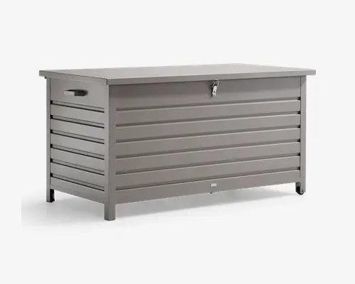 Rektangulær opbevaringsboks med et moderne, vandret lameldesign i mat grå finish. Har et fladt låg med centrallås for sikkerhed samt integrerede sidehåndtag for nem løftning. Boksen er let hævet fra jorden med solide ben, hvilket giver stabilitet og beskyttelse mod fugt.