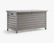 Rektangulær opbevaringsboks med et moderne, vandret lameldesign i mat grå finish. Har et fladt låg med centrallås for sikkerhed samt integrerede sidehåndtag for nem løftning. Boksen er let hævet fra jorden med solide ben, hvilket giver stabilitet og beskyttelse mod fugt.