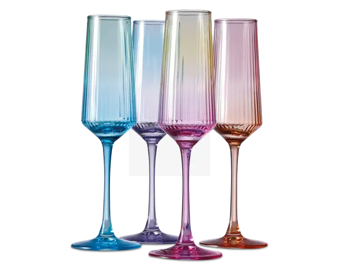 Sæt med fire høje, riflede glas med lodrette riller og en gradueret pastel farve. Hvert glas har sin egen nuance, herunder blå, lilla, pink og rav, hvor farven bliver mere intens mod bunden og stilken. Glassene har et moderne, elegant design med en slank stilk og en bred, stabil fod.