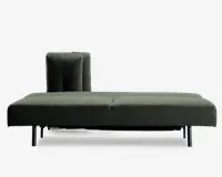 Et moderne, minimalistisk møbel med dybgrønt polstret sæde og ryglæn. Sædet er bredt og fladt med en diskret syning i midten, og ryglænet er placeret i den ene side og har en matchende pude for ekstra komfort. Benene er slanke og mørke, hvilket giver møblet et elegant og løftet udtryk.