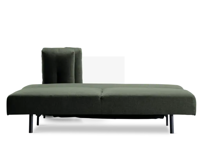 Et moderne, minimalistisk møbel med dybgrønt polstret sæde og ryglæn. Sædet er bredt og fladt med en diskret syning i midten, og ryglænet er placeret i den ene side og har en matchende pude for ekstra komfort. Benene er slanke og mørke, hvilket giver møblet et elegant og løftet udtryk.