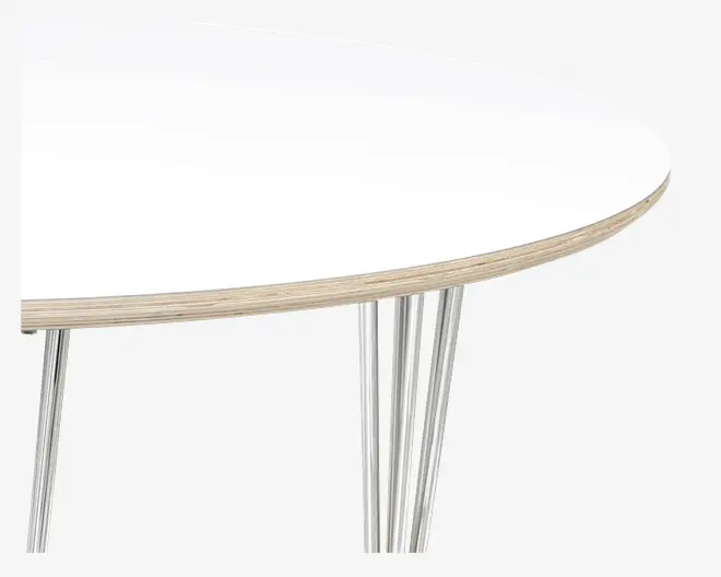 Nærbillede af bordkant med en glat, rund hvid bordplade og en lys trækant. Bordet understøttes af slanke, skråtstillede metalben med blank overflade, hvilket giver et moderne og minimalistisk udtryk.