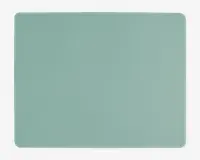 Et rektangulært underlag med afrundede hjørner og en glat, ensfarvet lysegrøn overflade. Kanterne er pænt afsluttede, og underlaget har et minimalistisk design uden synlige mønstre eller teksturer.