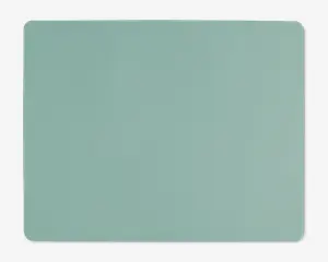 Et rektangulært underlag med afrundede hjørner og en glat, ensfarvet lysegrøn overflade. Kanterne er pænt afsluttede, og underlaget har et minimalistisk design uden synlige mønstre eller teksturer.