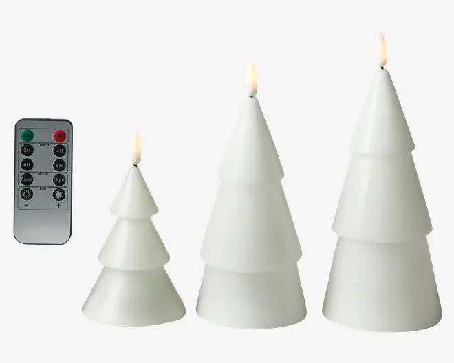 Sæt med tre hvide LED-lys formet som lagdelte juletræer i små, mellemstore og store størrelser. Hvert lys har en realistisk flammeeffekt i toppen. Sættet inkluderer en fjernbetjening med flere timerindstillinger (2T, 4T, 6T, 8T), justering af lysstyrke samt valg mellem stearinlys- eller konstant lysfunktion. Lysene har en glat, mat overflade og et moderne, minimalistisk design.