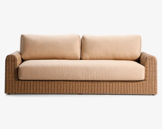 Sofa med ramme i fletlook og brede, firkantede armlæn. Har tykke, beige sæde- og ryghynder for ekstra komfort. Hynderne er aftagelige og har et glat, tekstureret stof. Det samlede design er moderne og egner sig til både indendørs og udendørs brug.