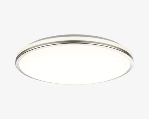 Rundt, loftmonteret armatur med et slankt, moderne design. Har en bred, flad, mat hvid diffuser, der giver jævn lysfordeling, samt en smal metalramme langs kanten, hvilket giver et rent og nutidigt udtryk. Velegnet til forskellige indendørs rum.