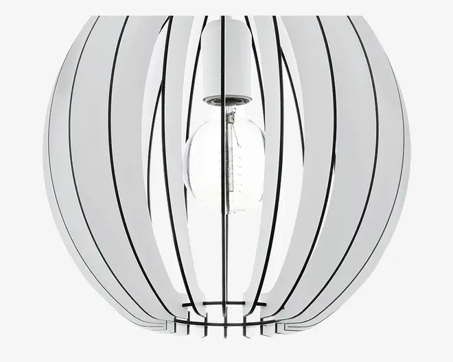 Moderne pendellampe med kugleformet, åben bur-design. Skærmen består af buede hvide paneler adskilt af tynde sorte metalstreger, hvilket giver et moderne og luftigt udtryk. Pæren er fuldt synlig i midten, hvilket giver maksimal lysudbytte og et minimalistisk look.