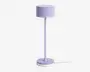 Høj, slank lampe med cylindrisk lampeskærm og fod, alt i en blød pastel-lilla farve. Lampen har et minimalistisk design med glatte overflader og rene linjer, velegnet til moderne indretning.