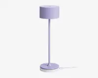 Høj, slank lampe med cylindrisk lampeskærm og fod, alt i en blød pastel-lilla farve. Lampen har et minimalistisk design med glatte overflader og rene linjer, velegnet til moderne indretning.