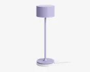 Høj, slank lampe med cylindrisk lampeskærm og fod, alt i en blød pastel-lilla farve. Lampen har et minimalistisk design med glatte overflader og rene linjer, velegnet til moderne indretning.