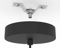 Nærbillede af et loftmonteringsbeslag og en baldakin. Beslaget er lavet af metal med to skruer, der fastgør det til loftet, og en central gevindstang til montering af baldakinen. Baldakinen er rund, mat sort og dækker de elektriske forbindelser, med en ledning, der kommer ud fra midten i bunden.