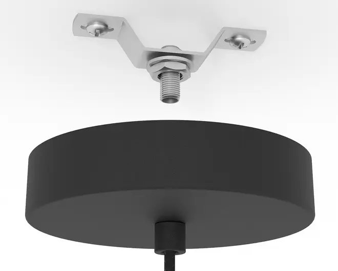 Nærbillede af et loftmonteringsbeslag og en baldakin. Beslaget er lavet af metal med to skruer, der fastgør det til loftet, og en central gevindstang til montering af baldakinen. Baldakinen er rund, mat sort og dækker de elektriske forbindelser, med en ledning, der kommer ud fra midten i bunden.