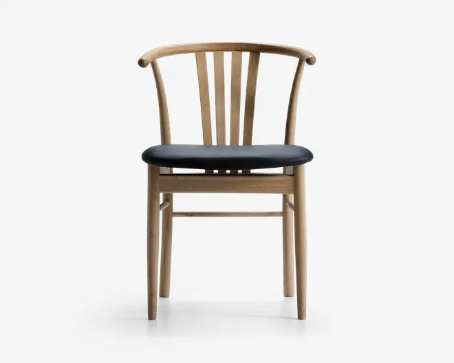 Spisebordsstol i massiv eg