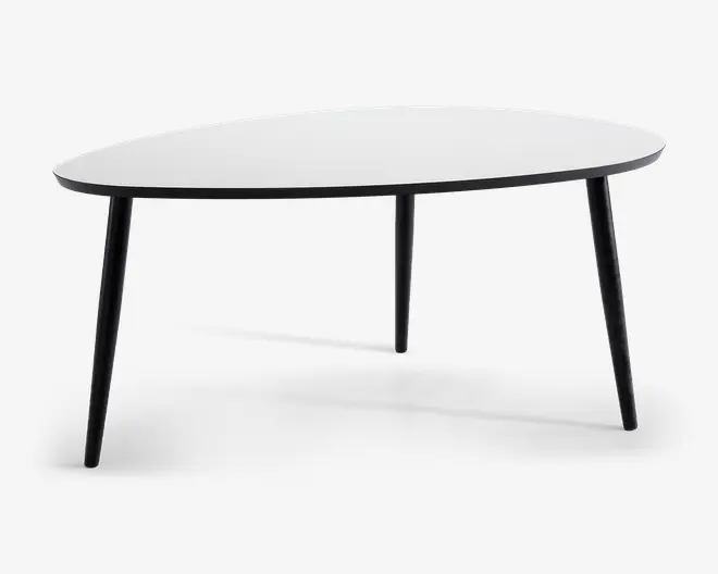 Moderne bord med asymmetrisk, afrundet hvid bordplade og fire slanke, sorte skrå ben. Bordpladen har en glat, mat overflade og en tynd profil, hvilket giver et minimalistisk og nutidigt udtryk.