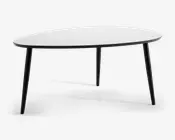 Moderne bord med asymmetrisk, afrundet hvid bordplade og fire slanke, sorte skrå ben. Bordpladen har en glat, mat overflade og en tynd profil, hvilket giver et minimalistisk og nutidigt udtryk.