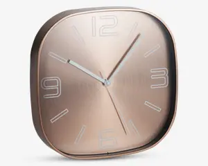 Moderne vægur med afrundet firkantet form og metallisk rosaguld finish. Uret har minimalistiske hvide time-markeringer samt tal ved 12, 3, 6 og 9. De tre slanke visere til timer, minutter og sekunder er i hvid, hvilket giver god læsbarhed.