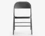 En metalstol, der kan foldes sammen, med en glat, buet ryglæn og et fladt sæde. Stolen har et enkelt, funktionelt design med en mørkegrå finish. Benene er lige og forstærket med vandrette støttebøjler for ekstra stabilitet. Stolen er let og nem at folde sammen til opbevaring eller transport.