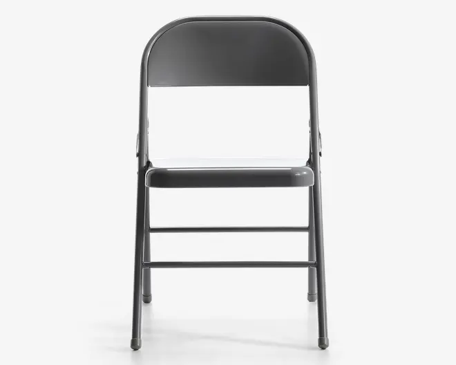 En metalstol, der kan foldes sammen, med en glat, buet ryglæn og et fladt sæde. Stolen har et enkelt, funktionelt design med en mørkegrå finish. Benene er lige og forstærket med vandrette støttebøjler for ekstra stabilitet. Stolen er let og nem at folde sammen til opbevaring eller transport.