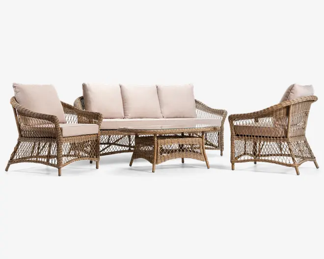 Sættet består af en trepersoners sofa, to lænestole og et rektangulært sofabord, alle med en ramme af naturlig rattan flet i et åbent mønster. Siddepladserne har tykke, lyse beige hynder på både sæde og ryg for ekstra komfort. Sofabordet har en matchende flet-ramme og en flad bordplade. Det samlede udtryk er let og afslappet, velegnet til både indendørs og udendørs brug.