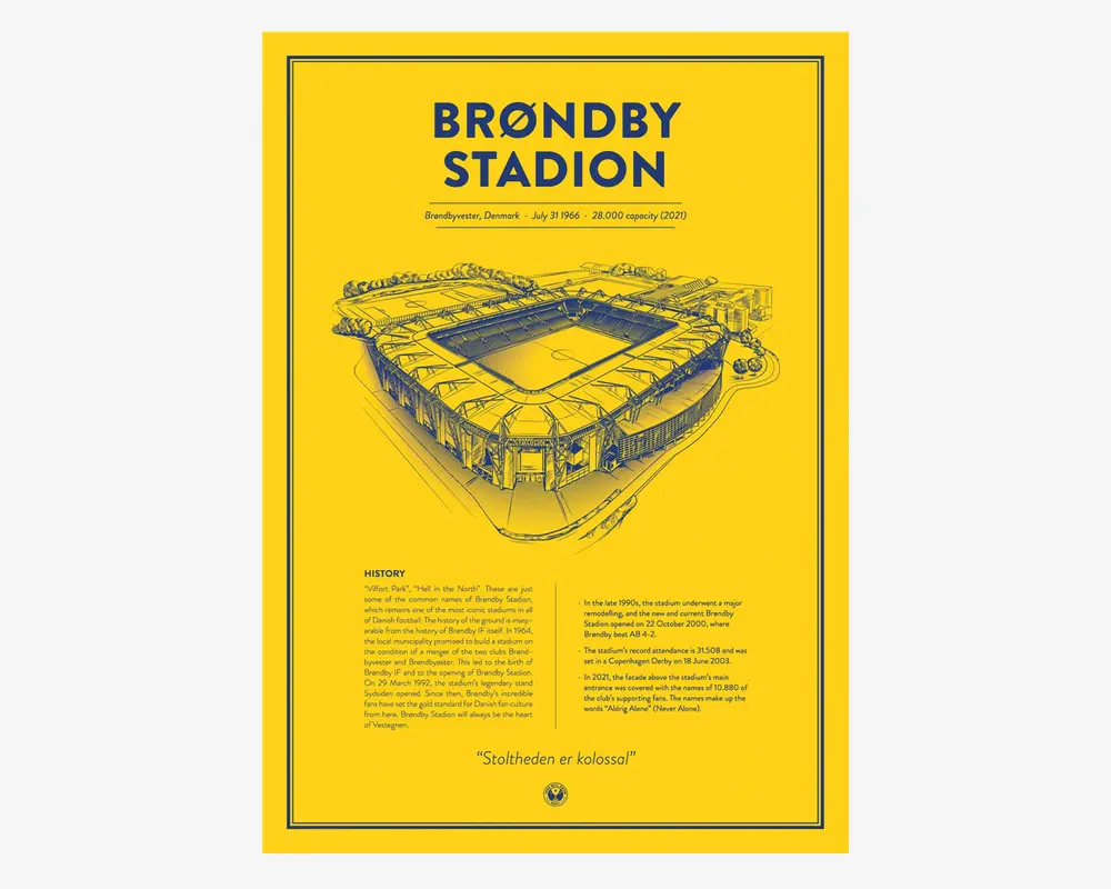 Plakat med gul baggrund og blå detaljer, der viser en detaljeret stregtegning af et fodboldstadion i isometrisk perspektiv. Øverst på plakaten står navnet 'BRØNDBY STADION' med store blå bogstaver, efterfulgt af oplysninger om placering, åbningsdato og kapacitet. Nederst er der en kort historietekst om stadionet med små blå bogstaver samt et citat på dansk. Designet er enkelt og moderne med tydelig kontrast mellem de gule og blå farver.