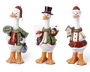 Sæt med tre festlige gåsefigurer, hver iført juletøj. Den første gås har en rød jakke, grøn halstørklæde og nissehue, og holder et 'Merry Christmas'-skilt samt en blå taske. Den anden gås har en rød frakke, grøn halstørklæde og sort høj hat, og holder en julesok fyldt med gaver samt en lanterne. Den tredje gås har en rød kjole, grøn halstørklæde og nissehue, og holder et fuglehus og en lille krans. Alle figurer har detaljeret tøj og glade udtryk, perfekte som julepynt.