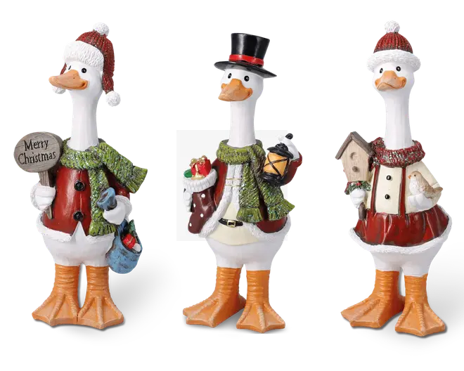Sæt med tre festlige gåsefigurer, hver iført juletøj. Den første gås har en rød jakke, grøn halstørklæde og nissehue, og holder et 'Merry Christmas'-skilt samt en blå taske. Den anden gås har en rød frakke, grøn halstørklæde og sort høj hat, og holder en julesok fyldt med gaver samt en lanterne. Den tredje gås har en rød kjole, grøn halstørklæde og nissehue, og holder et fuglehus og en lille krans. Alle figurer har detaljeret tøj og glade udtryk, perfekte som julepynt.