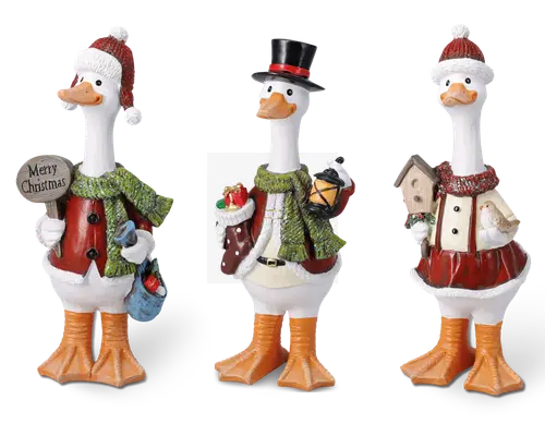 Sæt med tre festlige gåsefigurer, hver iført juletøj. Den første gås har en rød jakke, grøn halstørklæde og nissehue, og holder et 'Merry Christmas'-skilt samt en blå taske. Den anden gås har en rød frakke, grøn halstørklæde og sort høj hat, og holder en julesok fyldt med gaver samt en lanterne. Den tredje gås har en rød kjole, grøn halstørklæde og nissehue, og holder et fuglehus og en lille krans. Alle figurer har detaljeret tøj og glade udtryk, perfekte som julepynt.