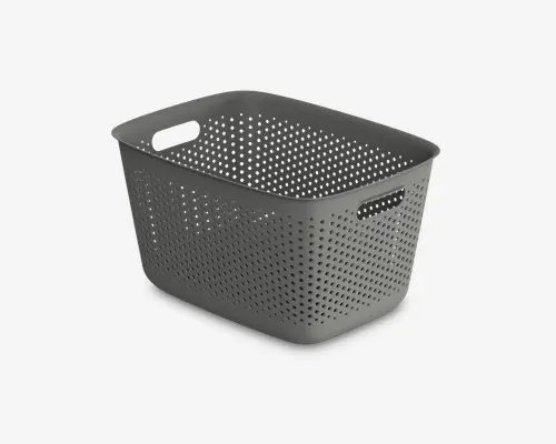 Rektangulær grå kurv lavet af holdbar plast med perforeret design for ventilation. Har to indbyggede håndtag på modsatte sider for nem transport. Kurven har en glat kant og afrundede hjørner, hvilket gør den behagelig at håndtere og velegnet til opbevaring eller transport af forskellige genstande.