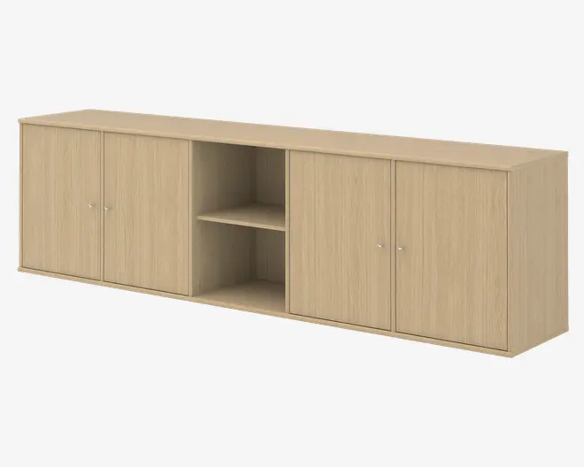 Rektangulær opbevaringsenhed i lyst træ med glat finish. Den har fire låger med små runde metalgreb, to på hver side, som giver lukket opbevaringsplads. I midten er der en åben hyldesektion med én justerbar hylde, velegnet til udstilling af genstande eller opbevaring af ofte brugte ting. Designet er minimalistisk og moderne med rene linjer og et naturligt træmønster.