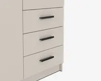 Nærbillede af tre skuffer med en glat, mat lysebeige overflade. Hver skuffe har et lige, rektangulært sort greb med et moderne, minimalistisk design. Skuffernes kanter er rene og skarpe, og den samlede konstruktion fremstår solid og veludført.